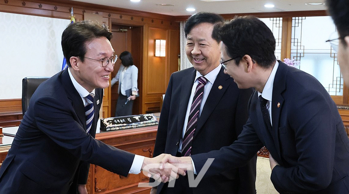 김민석 국무총리가 2일 서울 종로구 정부서울청사 총리 집무실에서 열린 제1회 3+알파(α) 회의에서 구윤철 부총리 겸 기획재정부 장관, 배경훈 부총리 겸 과학기술정보통신부 장관과 인사를 나누고 있다.