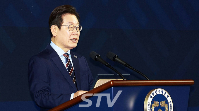 이재명 대통령이 2일 서울 광진구 그랜드워커힐서울 호텔에서 열린 제19회 세계한인의 날 기념식에서 기념사를 하고 있다.