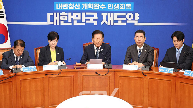 더불어민주당 정청래 대표가 2일 서울 여의도 국회에서 열린 최고위원회의에서 발언하고 있다.