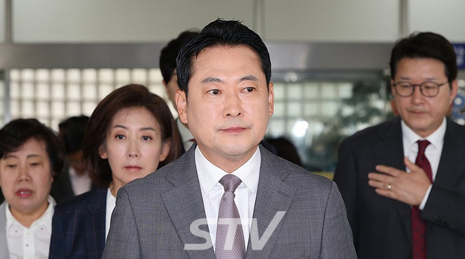 국민의힘 장동혁 대표, 나경원, 신동욱 의원 등이 10월 3일 영등포경찰서에서 이진숙 전 방통위원장 체포 항의를 한 뒤 나오고 있다.