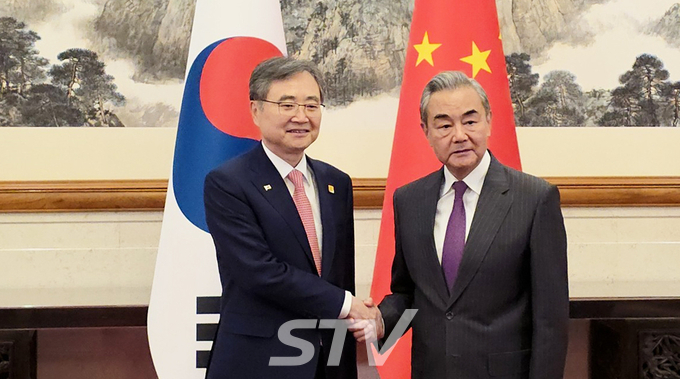 조현 외교장관과 왕이 중국 외교부장