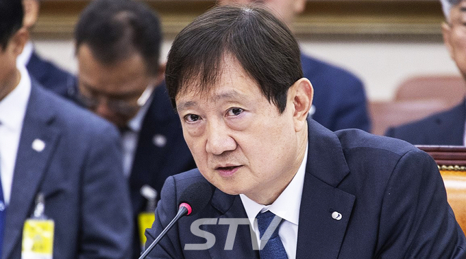 이찬진 금융감독원장이 21일 국회에서 열린 2025년도 정무위원회 국정감사에 출석해 의원 질의에 답하고 있다.