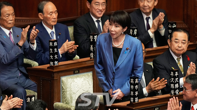 2025년 10월 21일, 일본 도쿄에서 열린 중의원 임시국회에서 다카이치 사나에가 일본의 새 총리로 선출되자 의원들이 박수를 보내고 있다.