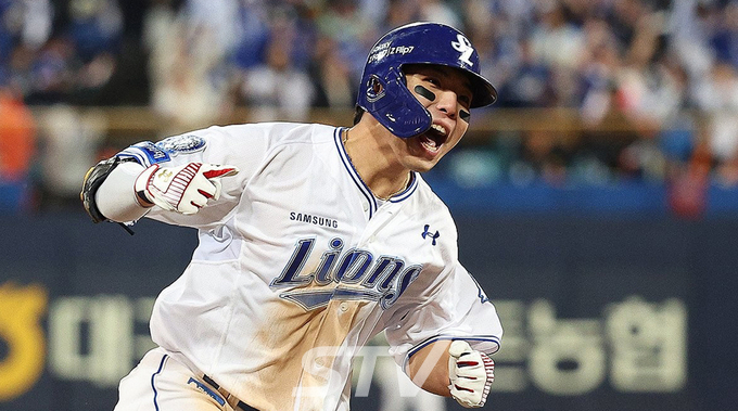 22일 대구 삼성라이온즈파크에서 열린 2025 프로야구 KBO리그 포스트시즌 플레이오프 4차전 한화 이글스와 삼성 라이온즈의 경기. 6회말 1사 주자 1,3루 상황에서 삼성 김영웅이 3점 홈런을 치고 그라운드를 돌며 세리머니하고 있다.