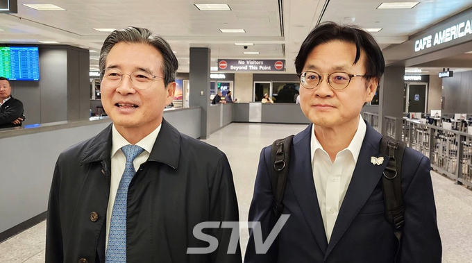 김용범 대통령실 정책실장과 김정관 산업통상부 장관이 22일(현지시간) 워싱턴DC 인근 덜레스 국제공항을 통해 미국에 입국한 뒤 취재진의 질문에 답하고 있다.