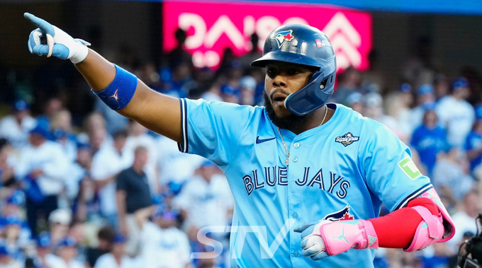 환호하는토론토 블루제이스 게레로 주니어 선수