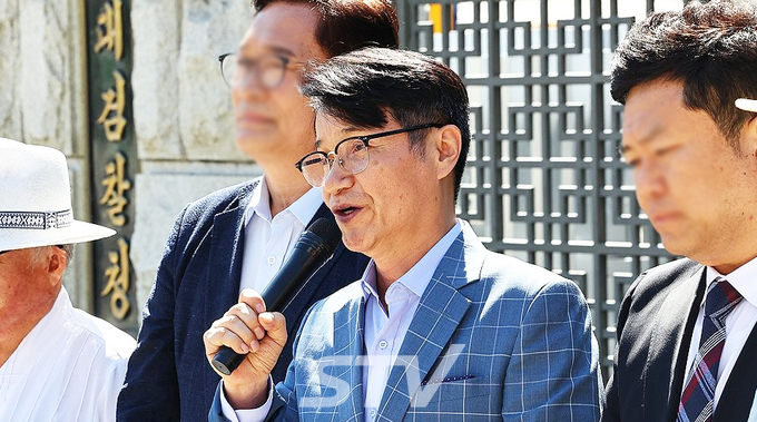 윤석열 대통령 배우자 김건희 여사에게 명품 가방 등을 선물한 최재영 목사가 지난해 9월 24일 검찰 수사심의위원회가 열리는 서울 서초구 대검찰청 앞에서 관련 기자회견을 열고 발언하고 있다.