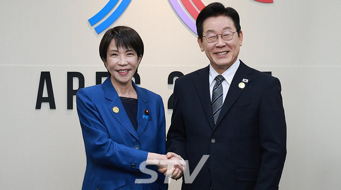 이재명 대통령과 다카이치 사나에 일본 총리가 30일 경북 경주 APEC 정상회의장에서 정상회담에 앞서 악수하고 있다.