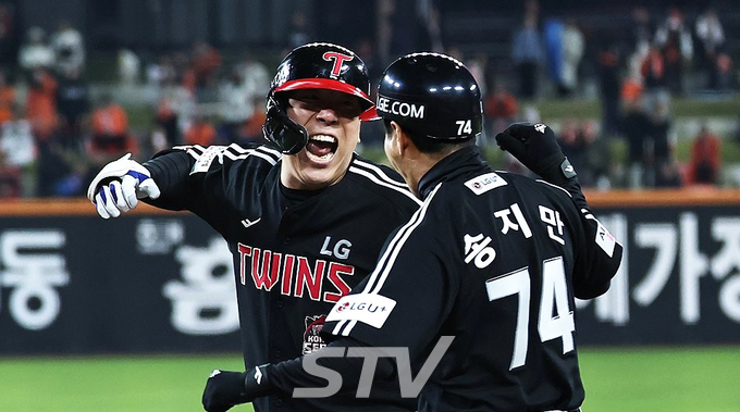 30일 대전한화생명볼파크에서 열린 2025 프로야구 KBO리그 포스트시즌 한국시리즈 4차전 LG 트윈스와 한화 이글스의 경기. 9회초 무사 2, 3루 때 2타점 적시타를 친 LG 김현수가 환호하고 있다.