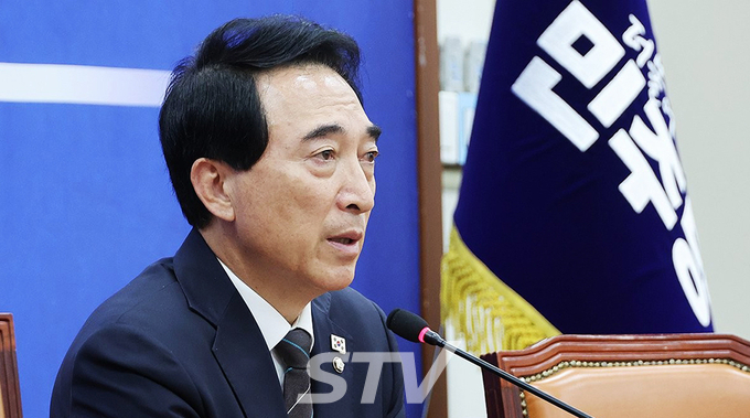 더불어민주당 박수현 수석대변인이 26일 서울 여의도 국회에서 부동산 대책 등 현안 관련 기자간담회를 하고 있다.