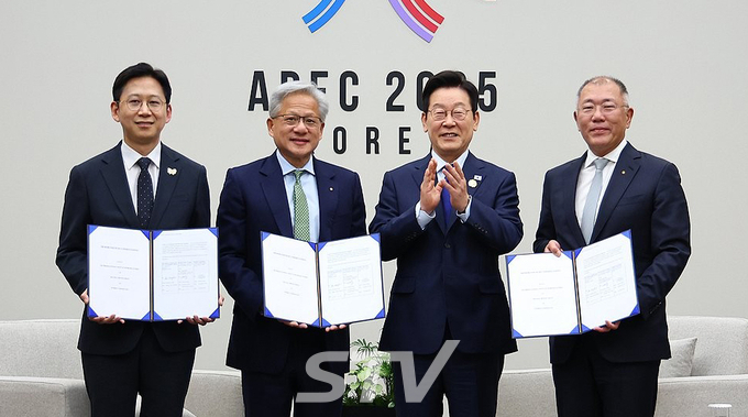이재명 대통령이 31일 APEC 정상회의장인 경주화백컨벤션센터에서 젠슨 황 엔비디아 최고경영자(CEO) 접견 전 과학기술정보통신부와 현대차, 엔비디아의 국내 피지컬 AI 역량 고도화 협약 관련 기념촬영을 하고 있다. 왼쪽부터 배경훈 과학기술정보통신부 장관, 젠슨 황 엔비디아 최고경영자(CEO), 이 대통령, 정의선 현대차그룹 회장.