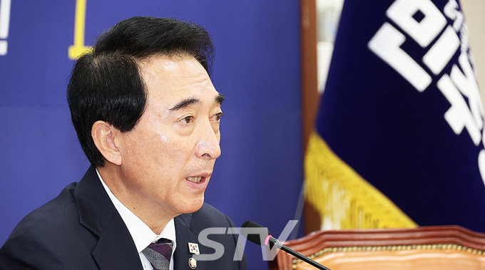 더불어민주당 박수현 수석대변인이 2일 서울 여의도 국회에서 기자간담회를 하고 있다.