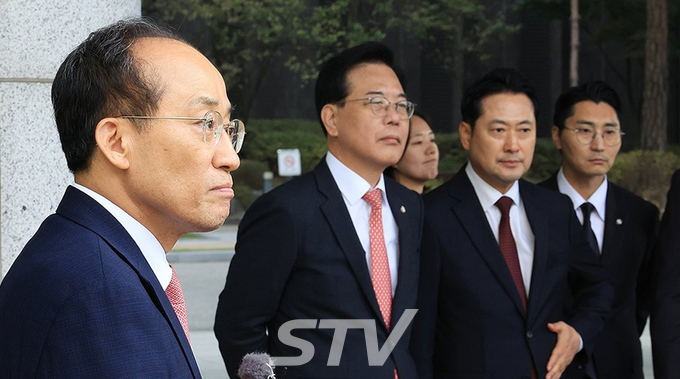 국민의힘 추경호 전 원내대표가 31일 서울 서초구 서울고검에 마련된 조은석 내란특별검사팀 사무실에서 조사를 마치고 장동혁 대표, 송언석 원내대표 등의 마중을 받으며 나와 기자의 질문에 답하고 있다.