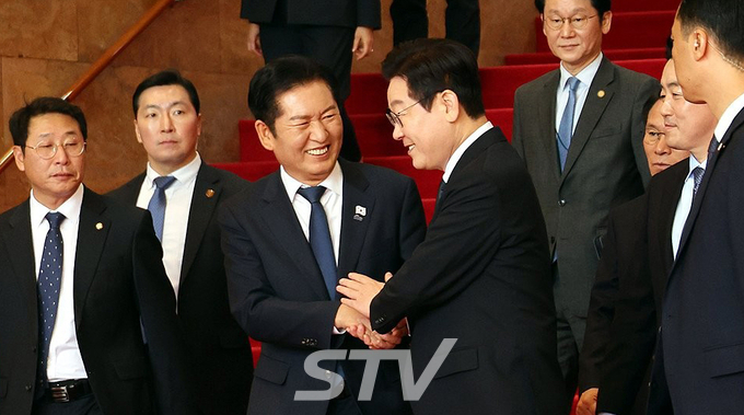 이재명 대통령이 4일 서울 여의도 국회에서 내년도 정부 예산안에 대한 시정연설을 마친 뒤 본회의장에서 나와 더불어민주당 정청래 대표와 악수하고 있다.