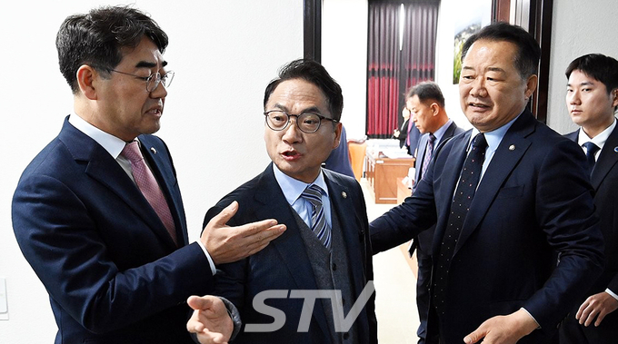 신성범 국회 정보위원장이 4일 서울 서초구 국가정보원에서 열린 2025년도 국정감사에서 여야 간사와 대화하고 있다.