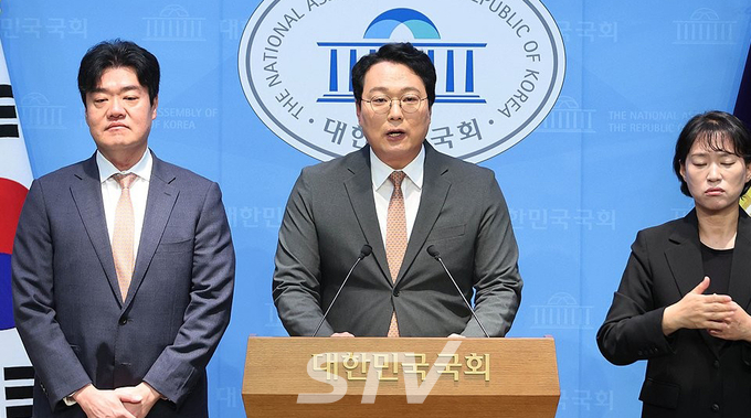 개혁신당 천하람 의원이 5일 서울 여의도 국회 소통관에서 10.15 부동산 대책의 위법성을 지적하는 기자회견을 하고 있다.