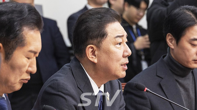 더불어민주당 김병기 원내대표가 5일 국회에서 21대 대선 백서 발간 시연회 직후 열린 최고위원회의에서 내년 정부예산 처리와 관련한 입장을 말하고 있다.