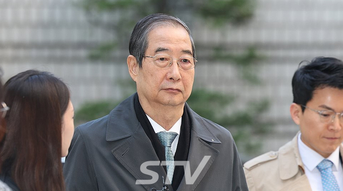 한덕수 전 국무총리가 5일 서울 서초구 서울중앙지방법원에서 열린 내란 우두머리 방조 및 위증 등 혐의 사건 재판에 출석하고 있다.