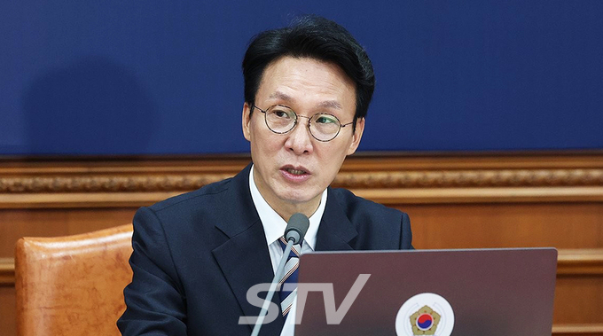 이재명 대통령과 김민석 국무총리가 4일 용산 대통령실에서 열린 국무회의에 입장하고 있다.