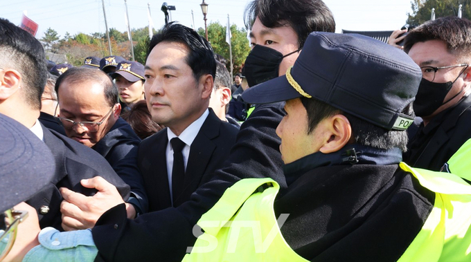 국민의힘 장동혁 대표가 6일 광주 북구 국립5·18민주묘지에서 시민단체의 항의에 참배하지 못한 채 발길을 돌리고 있다.