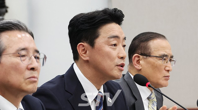 강훈식 대통령 비서실장이 6일 서울 여의도 국회에서 열린 운영위원회의 대통령비서실과 국가안보실, 대통령경호처 등에 대한 국정감사에서 위원 질의에 답하고 있다.