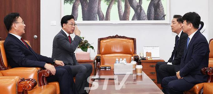 김병기 더불어민주당 원내대표와 문진석 원내수석부대표, 송언석 국미의힘 원내대표와 유상범 원내수석부대표가 지난 11일 서울 여의도 국회에서 만나고 있다.