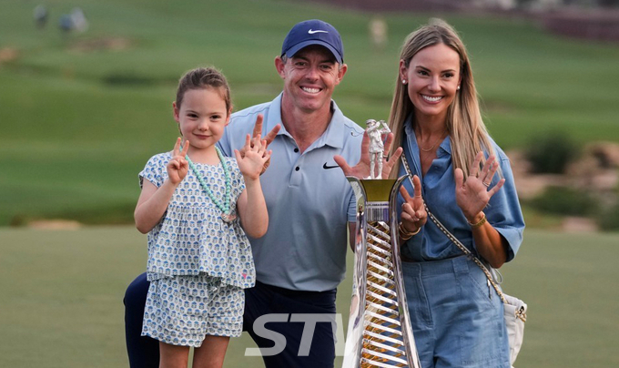 두바이 레이스 트로피 앞에서 가족과 함께 포즈를 취한 매킬로이