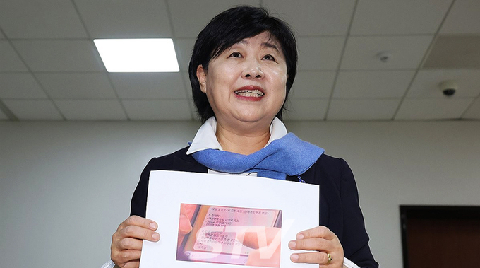 더불어민주당 서영교 의원이 19일 국회에서 전날 한 언론이 보도한 본인에 대한 의혹과 관련해 취재진 앞에서 관련 입장을 밝히고 있다.