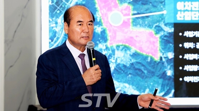 24일 열린 언론인 간담회에서 상주 시정을 설명하고 있는 강영석 시장. 사진=상주시