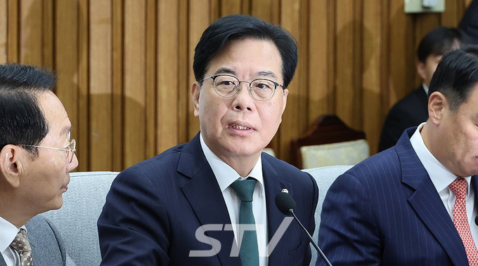 국민의힘 송언석 원내대표가 28일 서울 여의도 국회에서 열린 원내대책회의에서 발언하고 있다.