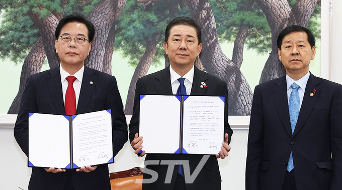 더불어민주당 김병기 원내대표, 국민의힘 송언석 원내대표, 구윤철 부총리 겸 기획재정부 장관이 2일 서울 여의도 국회에서 2026년도 예산안 처리를 위한 합의문에 서명을 마치고 기념 촬영하고 있다.
