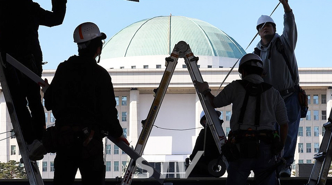 12·3 비상계엄 사태 1년을 앞둔 1일 서울 여의도 국회에 방송사들의 중계 부스가 설치되고 있다.