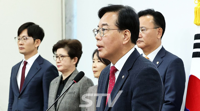 임에 대해 107명 의원을 대표해 사과하고 있다.