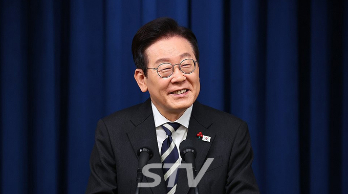 이재명 대통령이 12·3 비상계엄 사태 1주년인 3일 용산 대통령실에서 '빛의 혁명 1주년 대국민 특별성명'을 발표한 뒤 취재진의 질문에 답하고 있다.