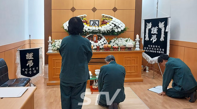 4일 대전시 대덕구의 무연고 사망자 장례지원 과정에서 노인일자리 참여 어르신들이 고인의 마지막 길을 함께하고 있다. 사진=대덕구