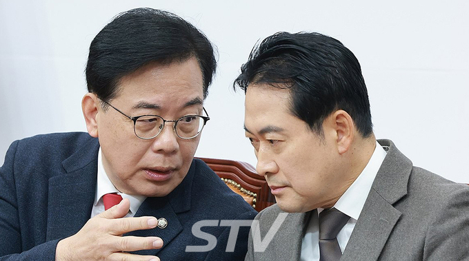 국민의힘 장동혁 대표와 송언석 원내대표가 4일 국회에서 열린 최고위원회의에서 대화하고 있다