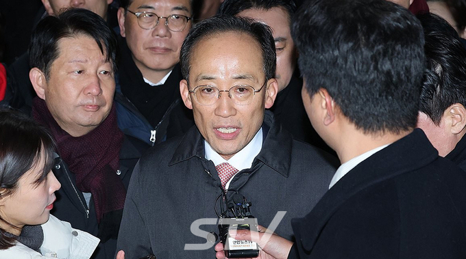 12·3 비상계엄 당시 의원들의 계엄 해제 표결 참여를 방해한 혐의를 받는 국민의힘 추경호 의원이 3일 구속영장이 기각돼 경기도 의왕 서울구치소를 나서며 취재진에 발언하고 있다.