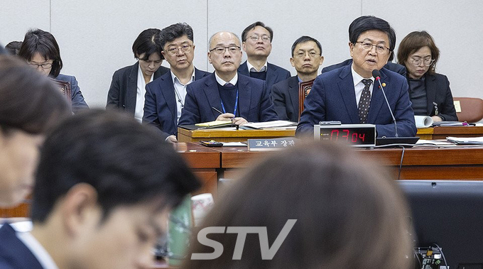 최교진 교육부 장관이 9일 국회 교육위원회 전체 회의에 출석해 의원 질의에 답하고 있다.