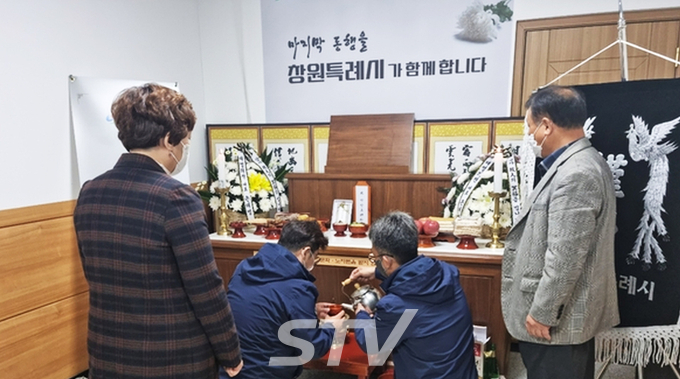 창원시 관계자들이 무연고 사망자를 위한 공영장례를 지내고 있다. 사진=창원시