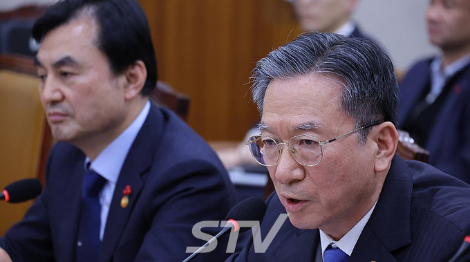 정성호 법무부 장관이 지난 12일 서울 여의도 국회에서 열린 법제사법위원회 전체회의에서 박은정 의원의 공소청, 중수청 설치 관련 질의에 답하고 있다.