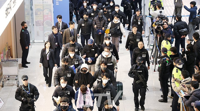 캄보디아에서 스캠(scam·사기), 인질강도 등 범행을 저지른 한국인 범죄 조직원들이 23일 인천국제공항을 통해 국내로 송환돼 수사기관으로 압송되고 있다.