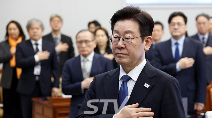 이재명 대통령이 5일 청와대 여민관에서 열린 수석보좌관회의에서 국민의례를 하고 있다.