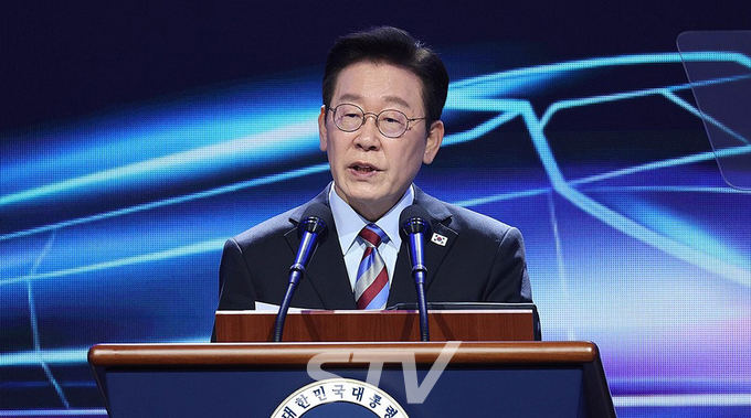 이재명 대통령이 6일 경남 거제시 견내량 인근에서 열린 남부내륙철도 착공식에서 기념사를 하고 있다.