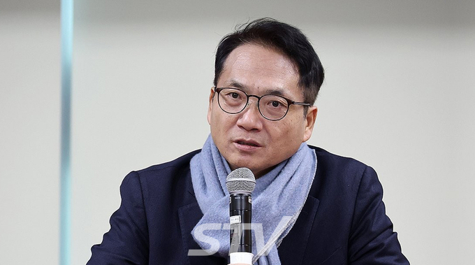 국가정보원은 12일 '테러'로 지정된 2024년 이재명 대통령 피습 사건과 관련, 이 대통령의 테러범에 대한 극우 유튜버의 영향을 확인했다고 국회에 보고했다. 국회 정보위원회 여당 간사인 더불어민주당 박선원 의원은 이날 전체회의가 끝난 뒤 언론 브리핑에서 이같이 밝혔다.