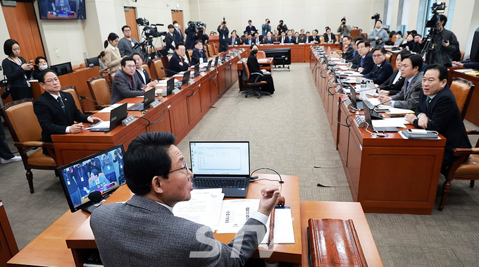 12일 국회에서 열린 대미투자특별법 처리를 위한 특별위원회 제1차 전체회의에서 위원장인 국민의힘 김상훈 의원이 특위를 비공개로 전환할 것임을 알리며 취재진 퇴장을 요청하고 있다.