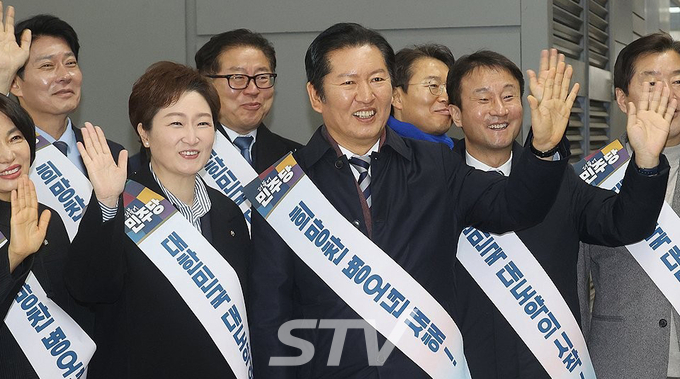 더불어민주당 정청래 대표를 비롯한 지도부가 13일 서울 용산역에서 귀성 인사를 하고 있다.