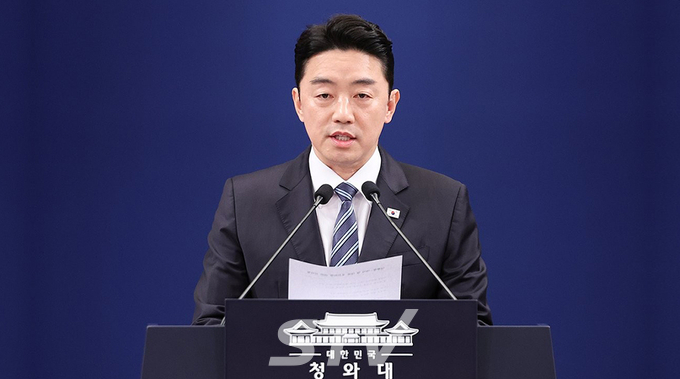 강훈식 대통령비서실장이 11일 청와대 기자회견장에서 이재명 대통령과 여야 양당 대표 오찬 회동에 관해 발표하고 있다