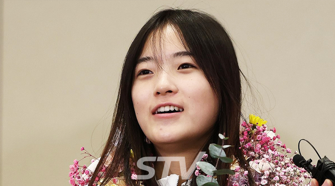 2026 밀라노·코르티나 동계올림픽 스노보드 여자 하프파이프에서 금메달을 획득한 최가온이 16일 인천국제공항 2터미널을 통해 귀국 후 취재진과 인터뷰하고 있다.