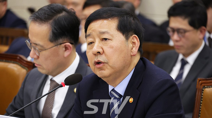 구윤철 부총리 겸 재경경제부 장관이 23일 서울 여의도 국회에서 열린 재정경제기획위원회 전체 회의에서 의원 질의에 답하고 있다.