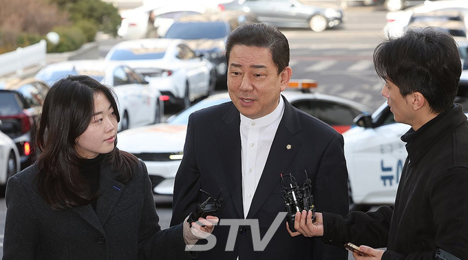 뇌물수수 등 13가지 의혹을 받는 무소속 김병기 의원이 27일 서울 마포구 서울경찰청 공공범죄수사대에 조사를 받기 위해 출석하고 있다.